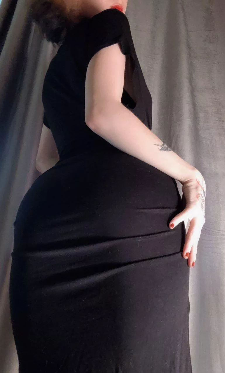 I love it when besides my waist, my butt is tight😏