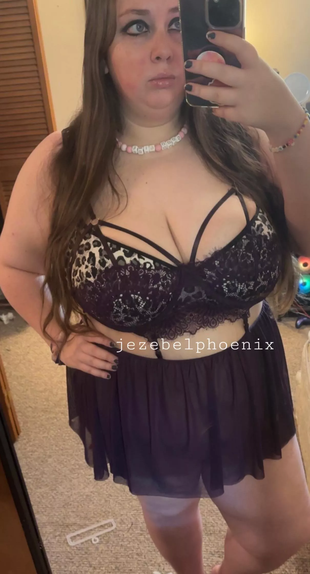 I won’t tell your wife you’re eye fucking me 😏