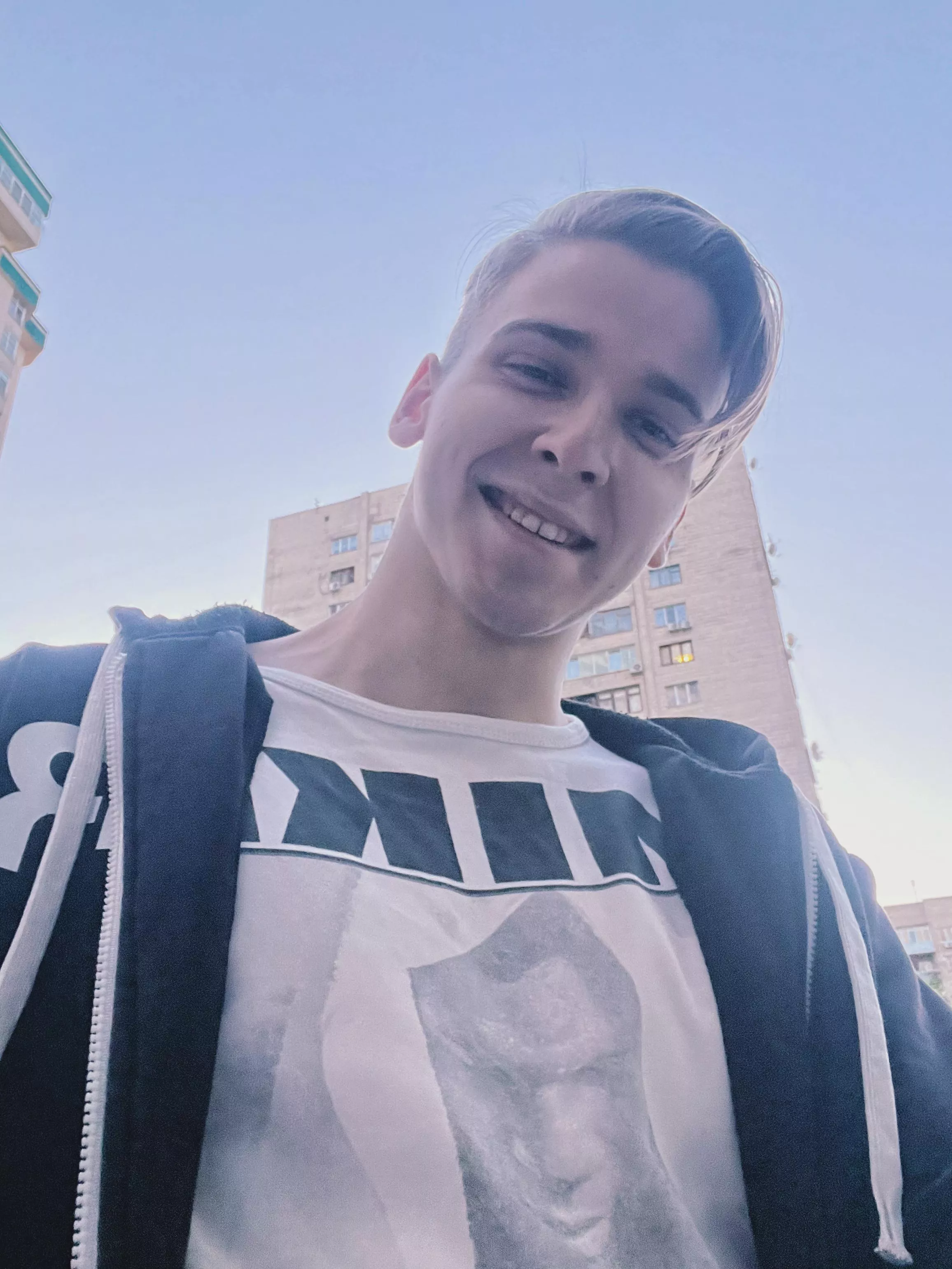 its time for awkward selfie 💙