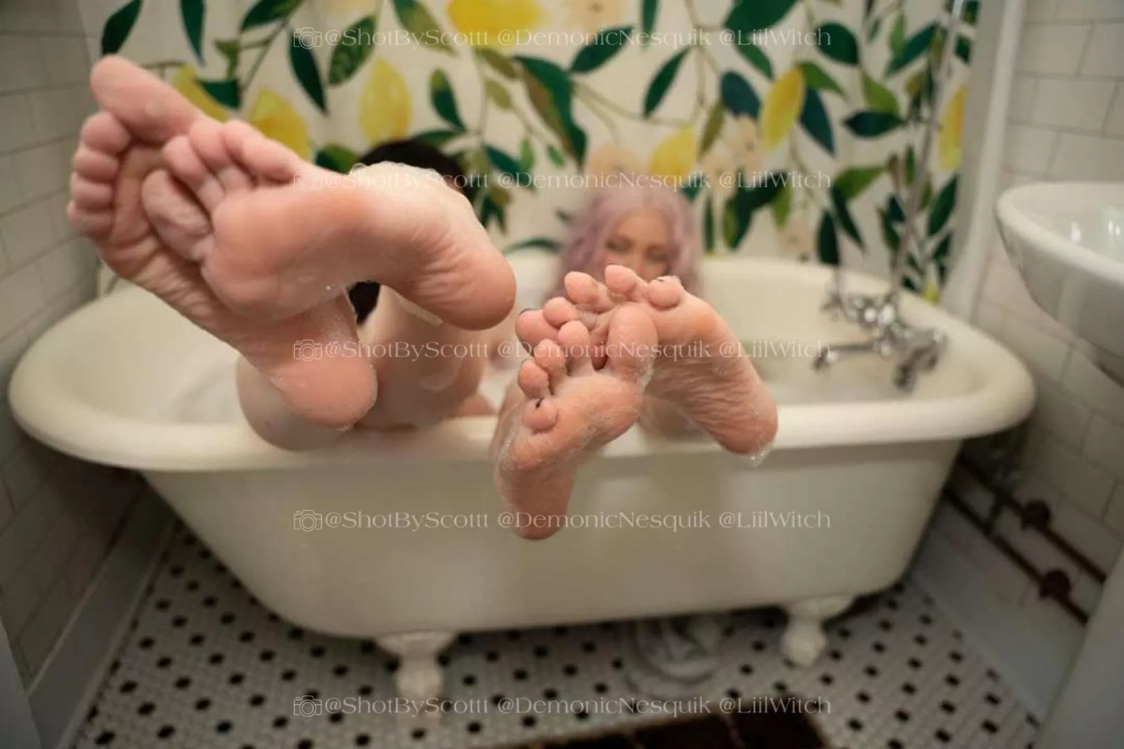 I've been told men really like our feet (co-☆ u/LiilWitch 📷 u/ShotByScottt)