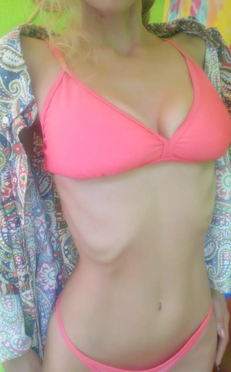 Skinny girls look the best :)