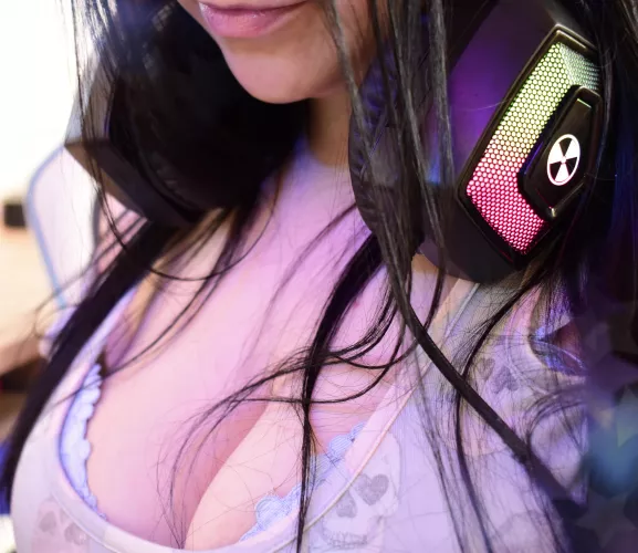 The gamer's cute cleavage~