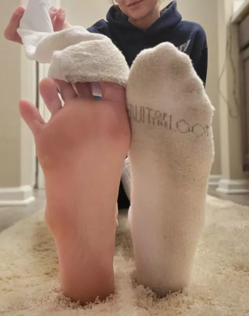 Would you worship my big soles after I peel these stinky white socks off? ✨️🥵