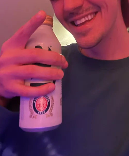 yoooo 23 chill runner dude for casual longterm bromance. Drinking buddies, funny snaps throughout the day, games, t or d, progress pics etc. Must send pics & vids (chats get boring). Face is a MUST- donβt be creepy and send me your boner lmaoo. Sen