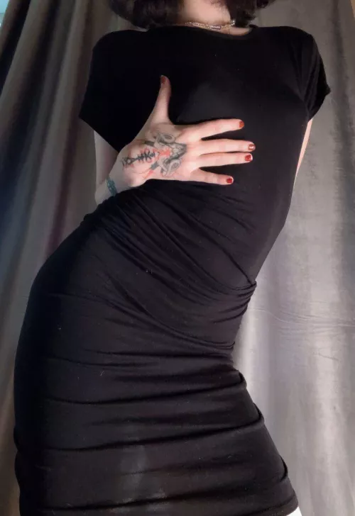 You think the world would be a better place if all the girls wore tight dresses? 😏