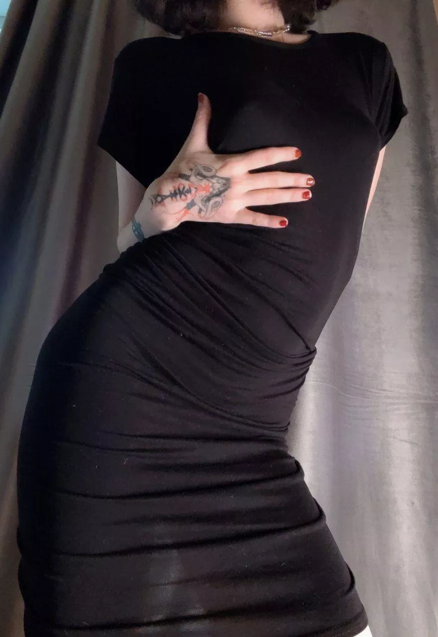 You think the world would be a better place if all the girls wore tight dresses? 😏