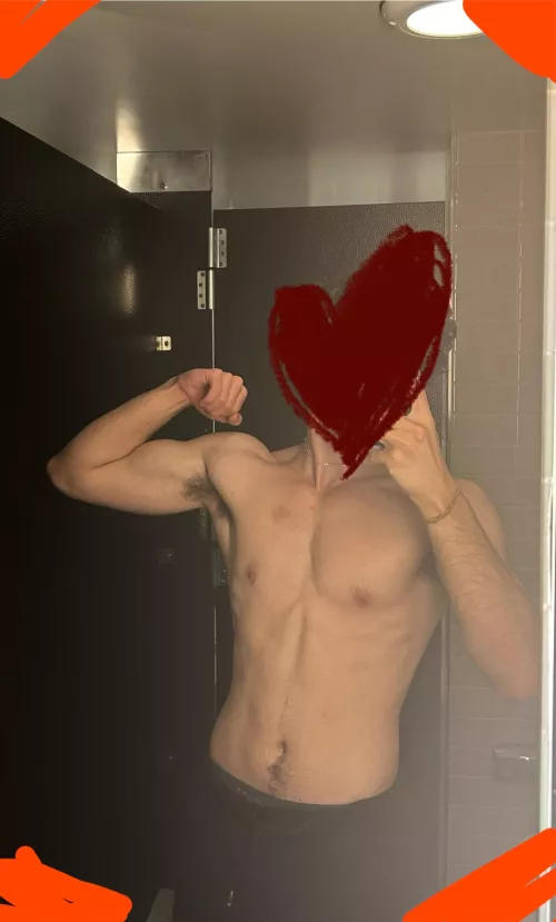 19m college bro, looking for guys/men who wanna flex their muscles and be treated like gods. SC: damiereee 