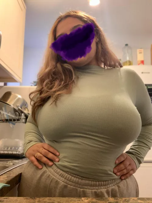 34F Just getting dinner ready for hubby before he comes back from work to pound me