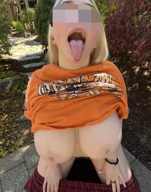 A long tongue and huge boobs, a good combo 😉💕