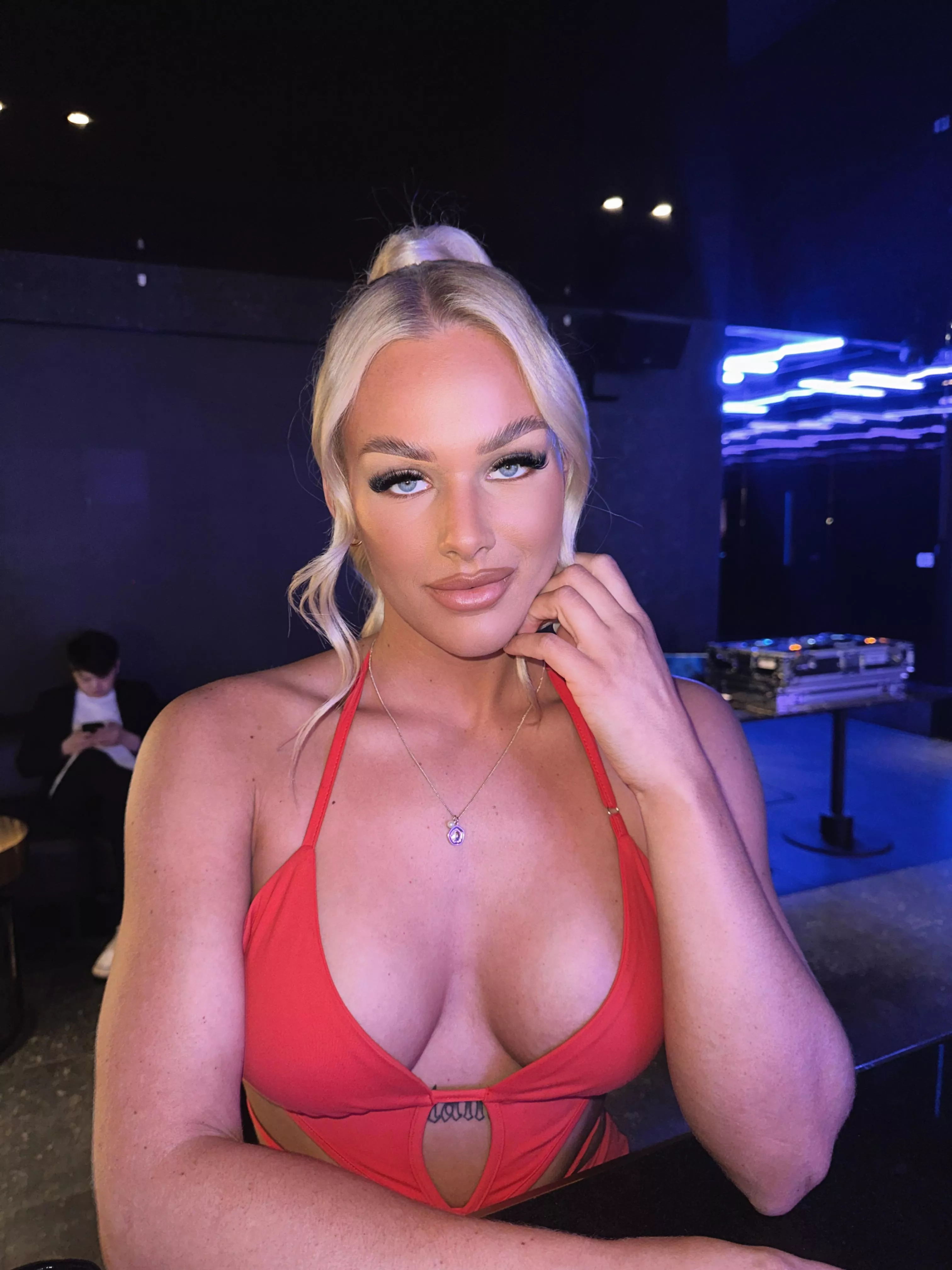 Can I be your fav hottie gf?