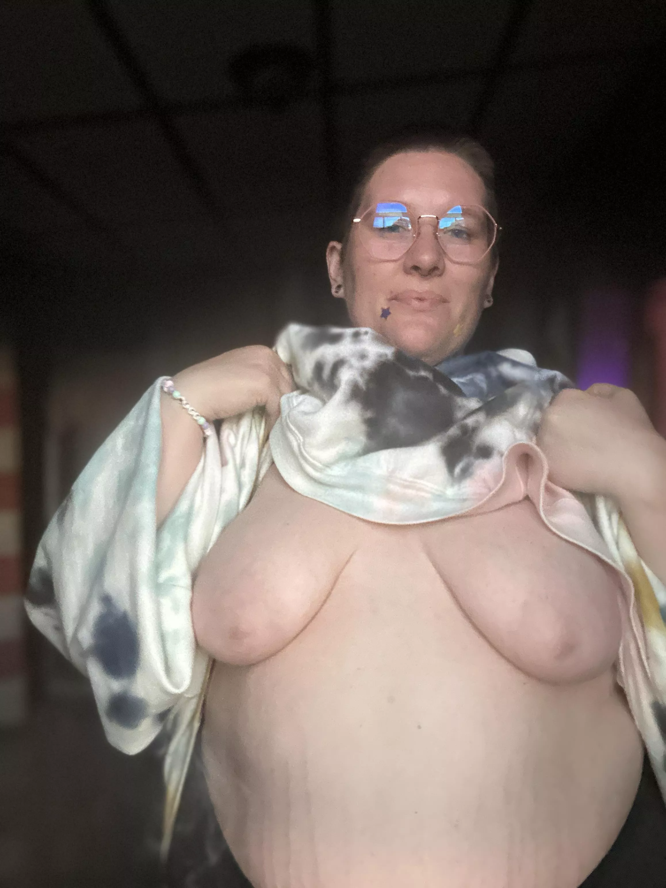 Getting ready for a smoke sesh (@lilyrayof) [onlyfans]