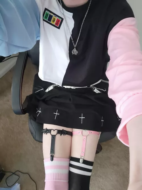 I absolutely love this outfit! I just wish I had a skirt to match ;-;