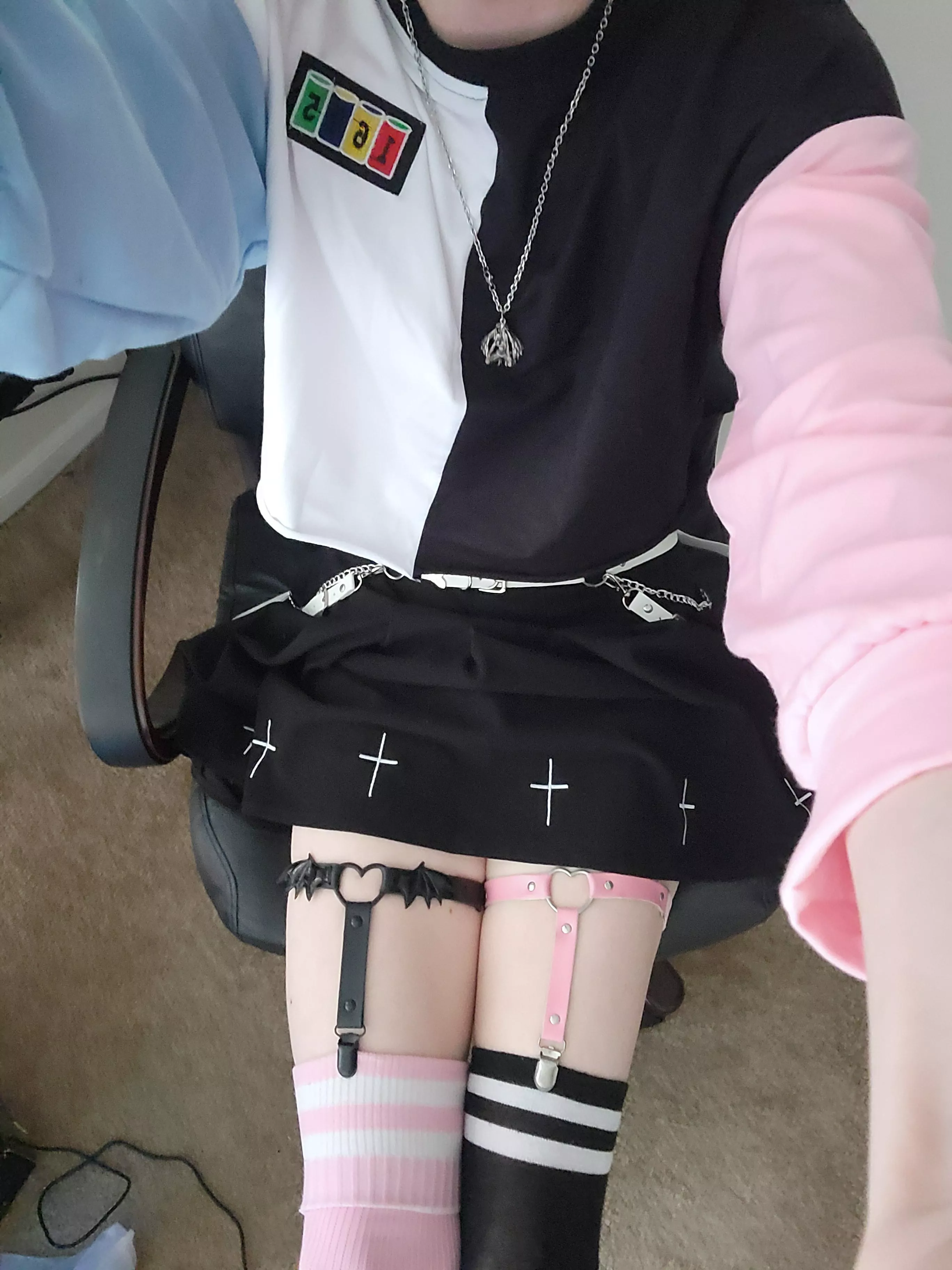 I absolutely love this outfit! I just wish I had a skirt to match ;-;