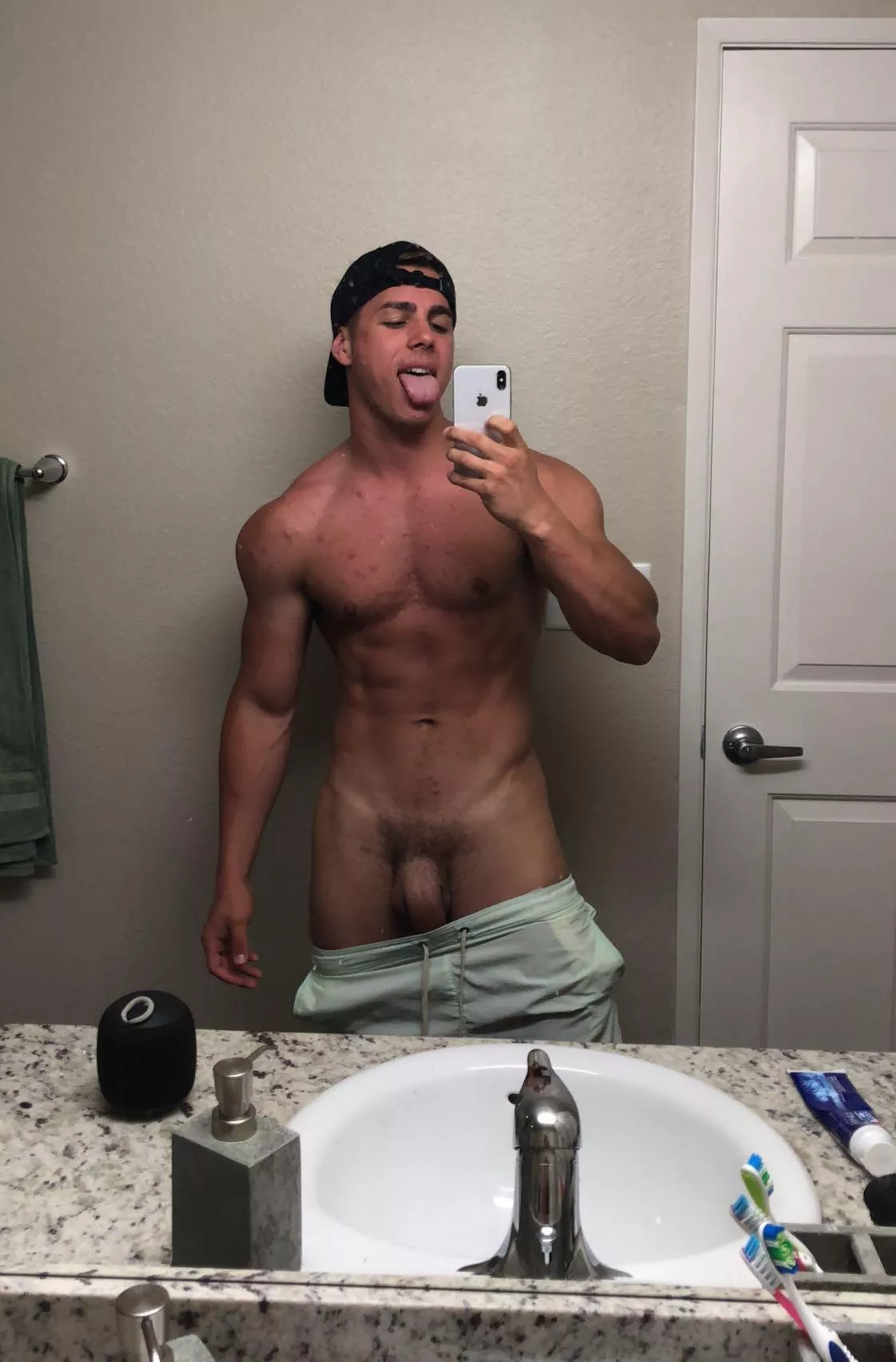 I haven’t been this shredded in a long time but who else do I have to skate it with other than you freaks 😜 