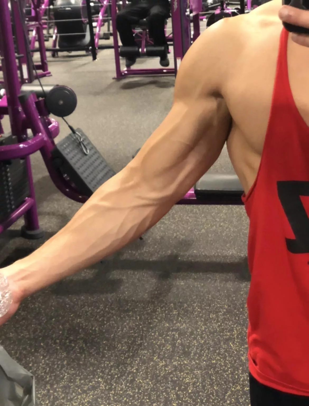 I love showing off my forearms at the gym 😈😎