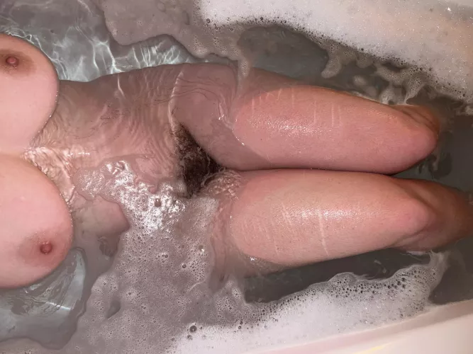 I think this bathtub can hold both of us 