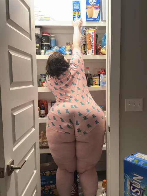 Reaching for the snackies 😋