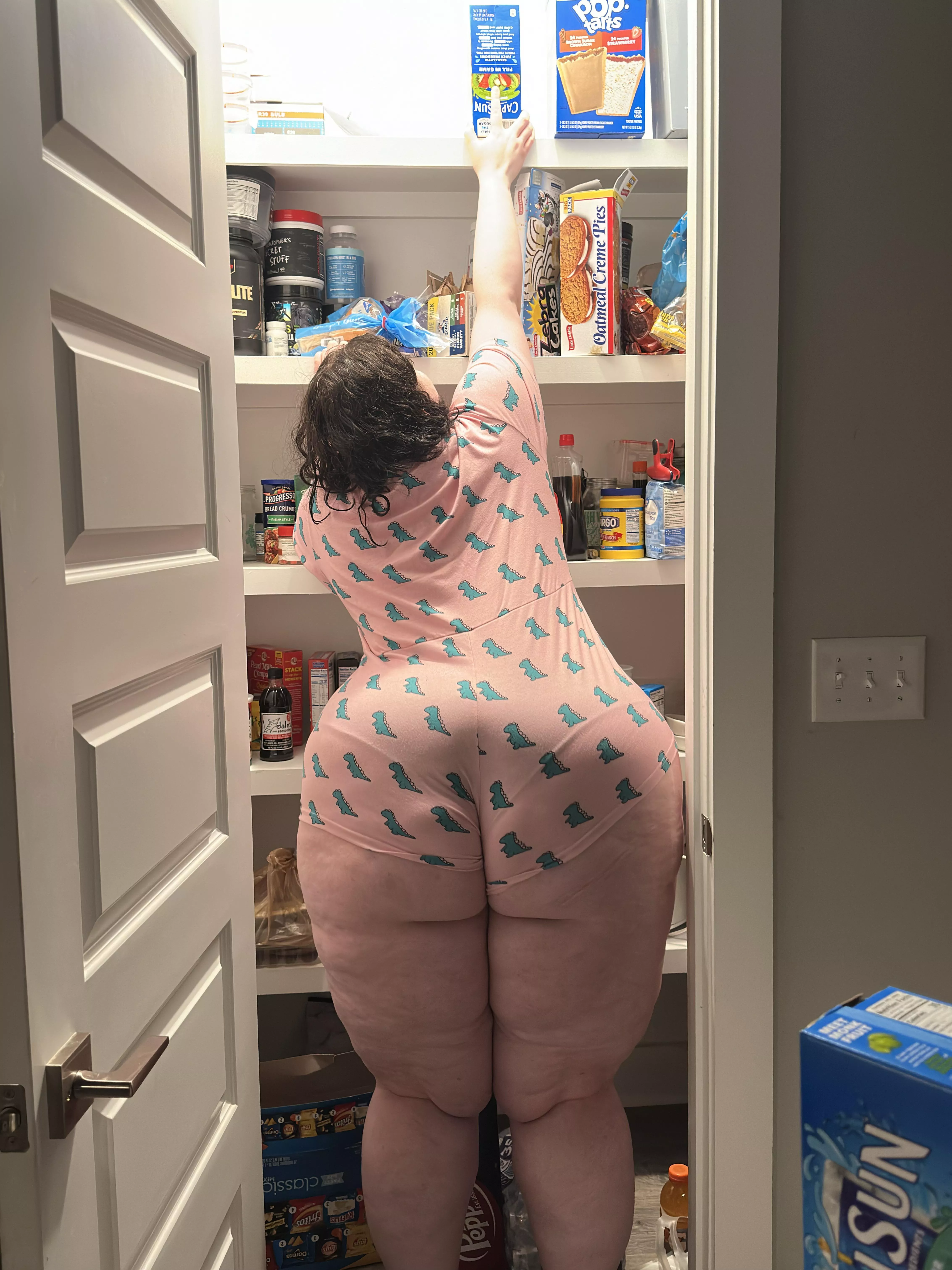 Reaching for the snackies 😋