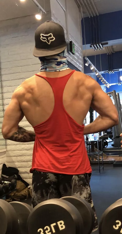 Showing off my shredded 🔪 back 😈😈