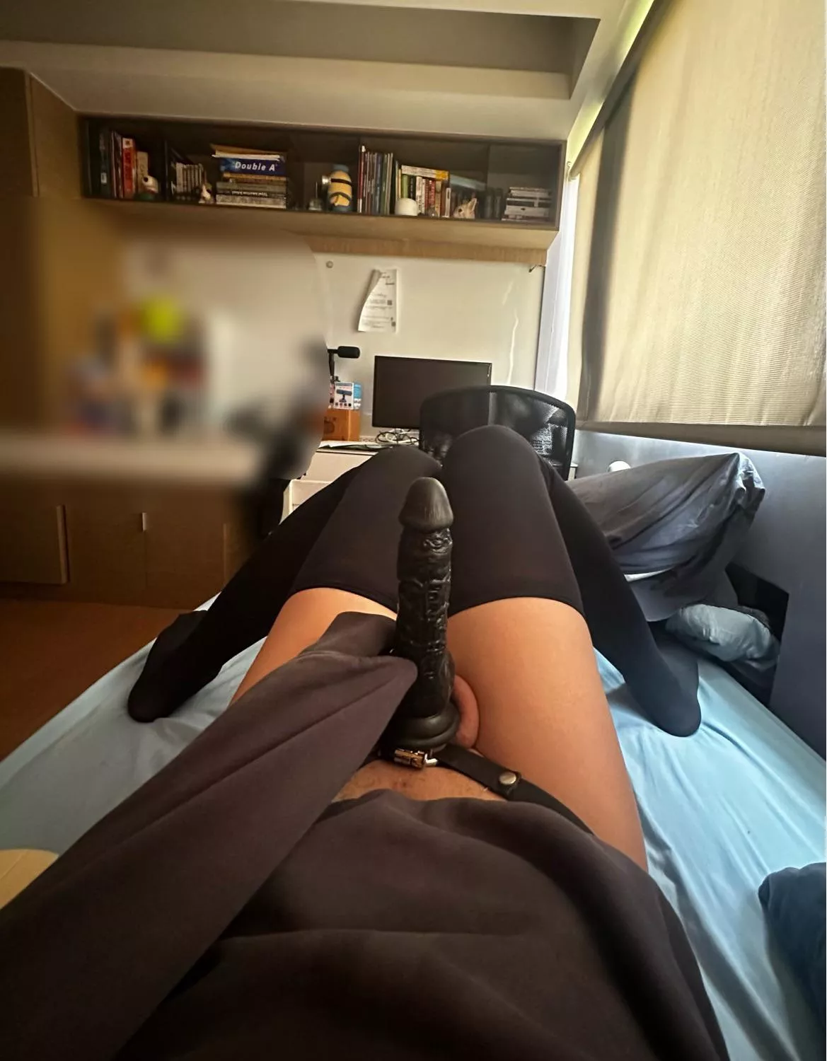 This feels weird… I only ever used 2 fingers for my smol Asian pp ><