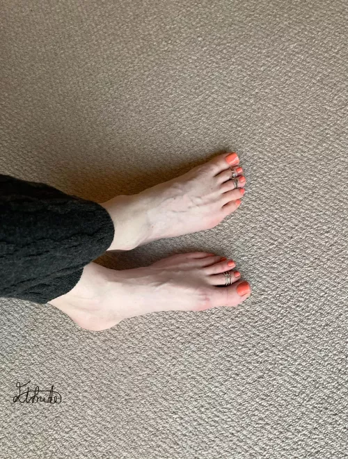 Toe rings and coral pedi