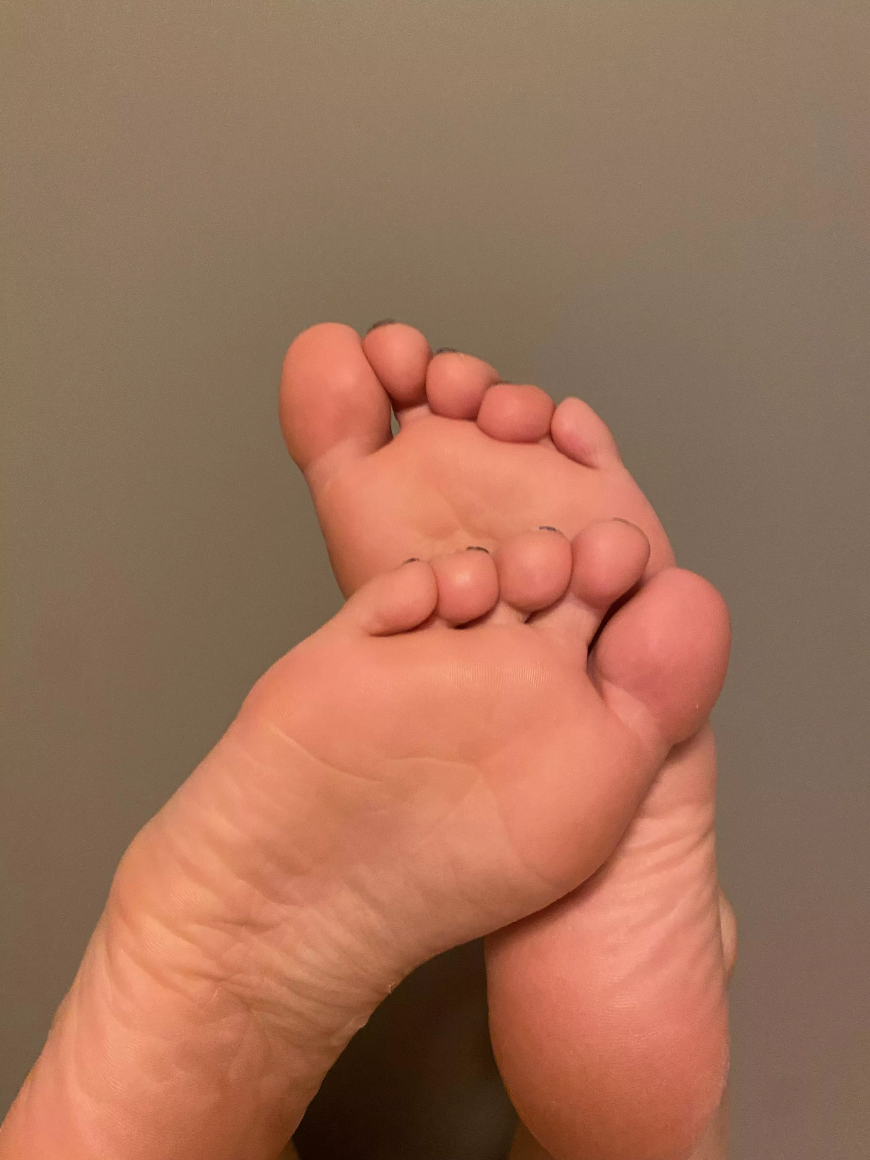 Would you lick my soles ? Cum covering my toes. Imagine a Footjob 
