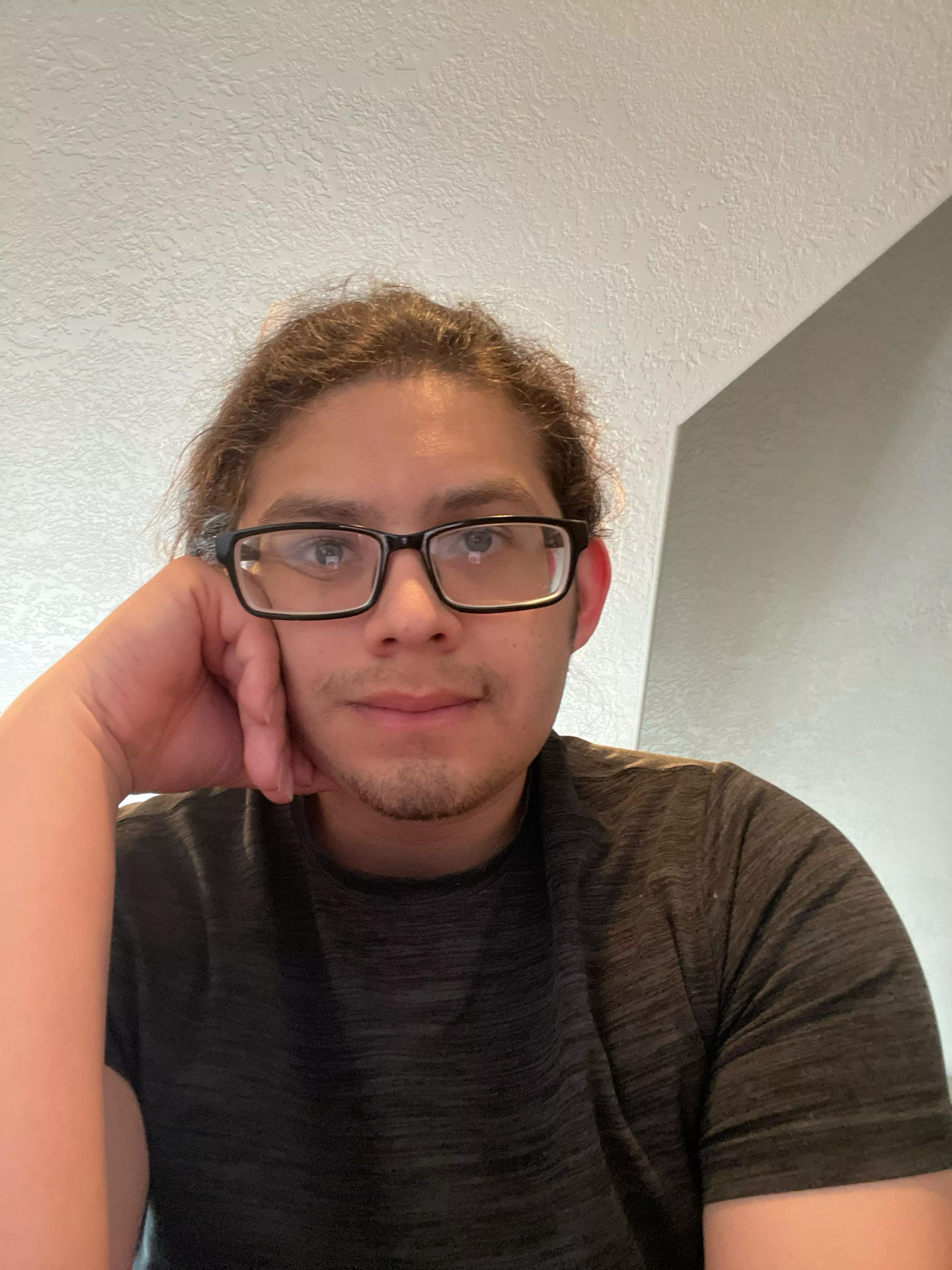 Yall based off the image below what do u thing my fursona is?