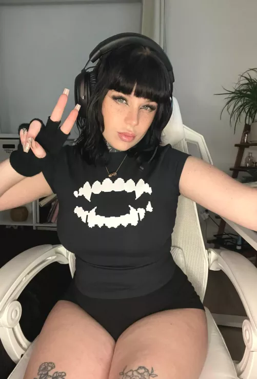 your thick goth sweetness wants some attention 