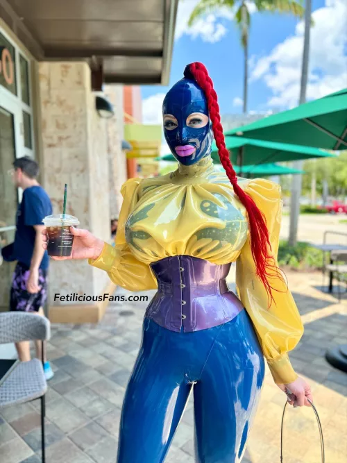 Coffee in Florida ☕️ Just getting an ice coffee because it’s too warm for hot coffee 😅🌴☀️ 