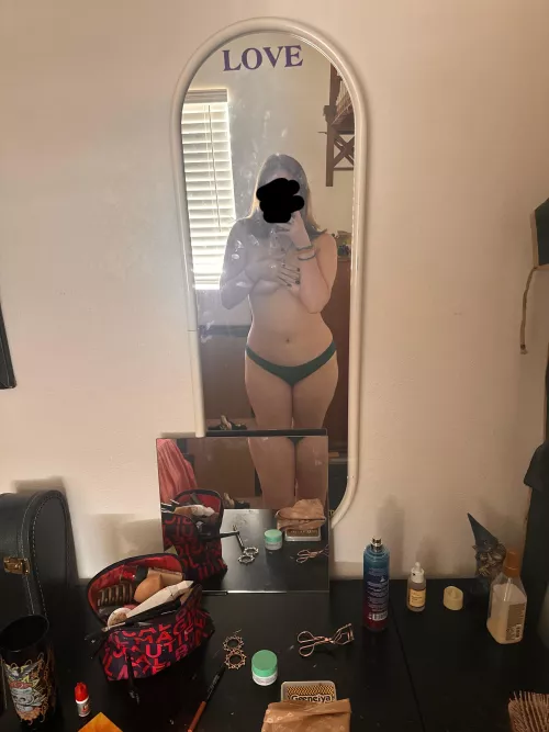 trying to get used to this feeling of loving my natural body. 🫶🏻