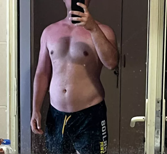 [34M] Daddys got a sunburnt come and put a cream on daddys shoulder