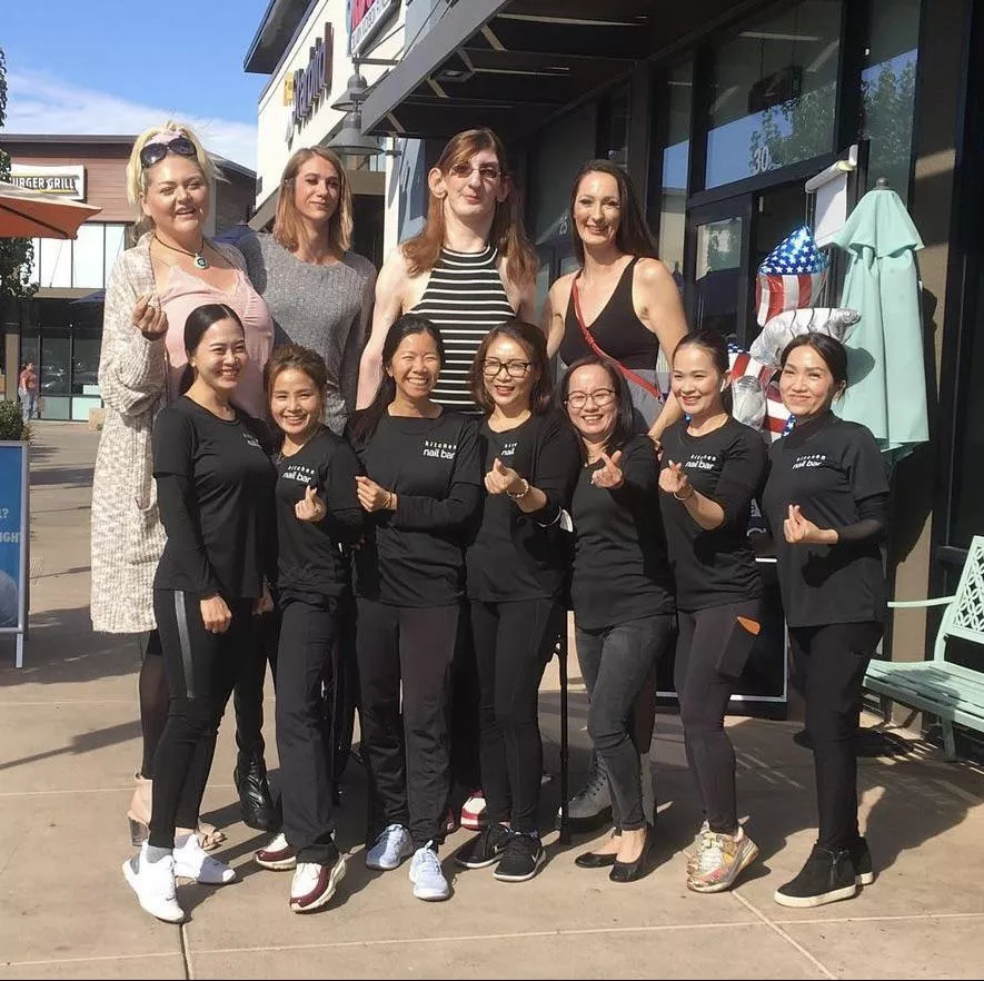 A big party at table 4