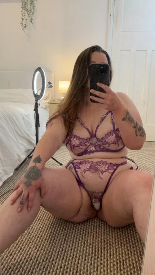 Big legs and tummy....my fave