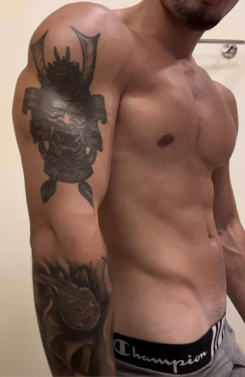 Dick root check at 6’3 217lbs 😁💪🏽