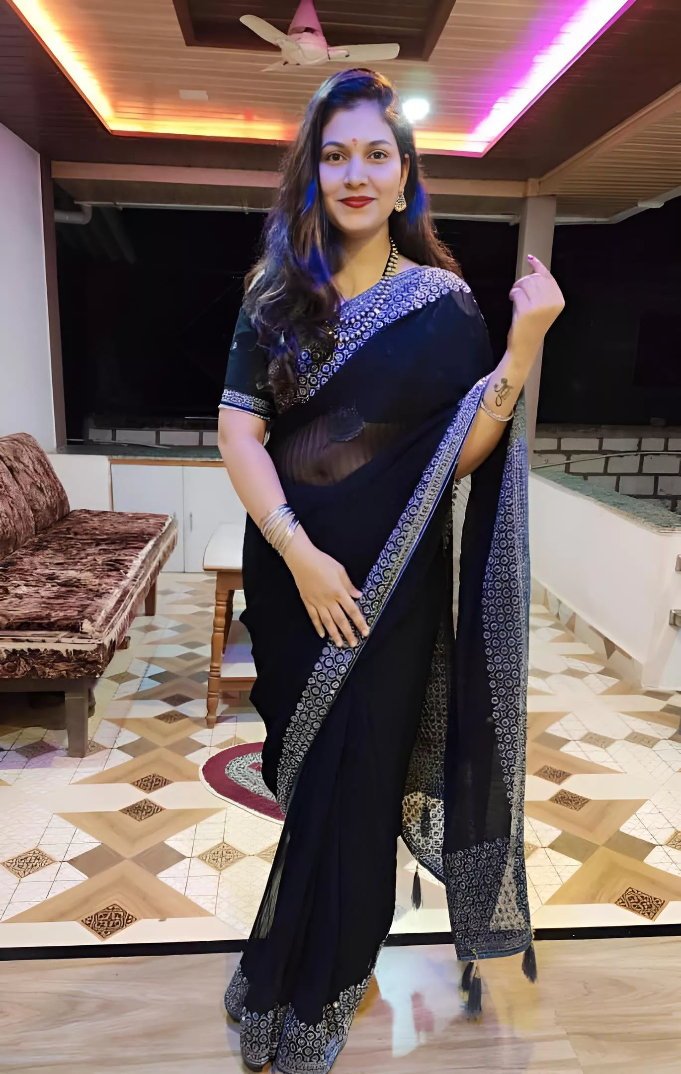 Im wearing black sarree which things u watching in pic