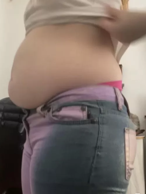 Jiggly potbelly, hefty thighs- food is just too good🤤