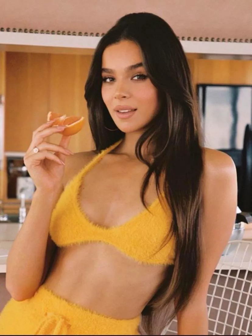 Let’s jerk off to Hailee Steinfeld 