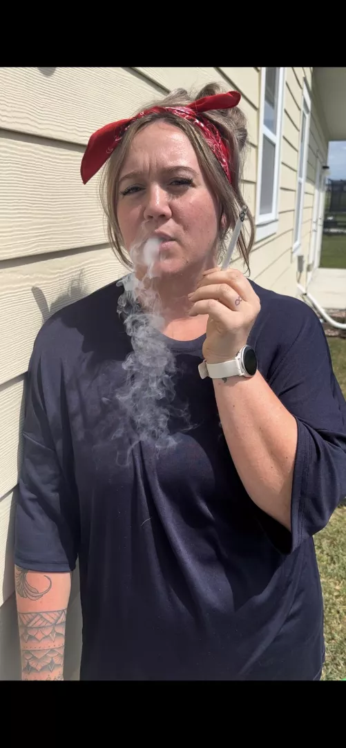 Mid day, smoking, tellin hubby what momma needs💨😈