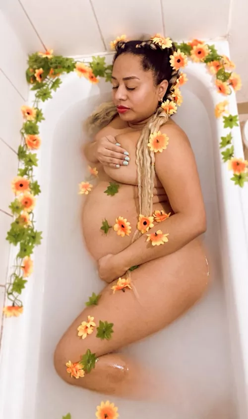 My beautiful body wishes you a happy night and dream of me🤫