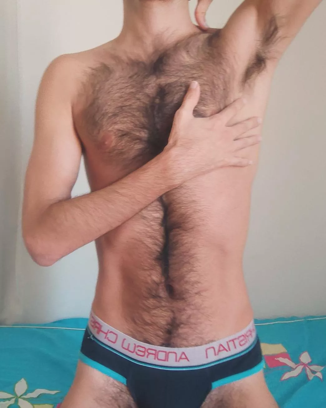 Sending nudes to everyone who says 'hi' [34]