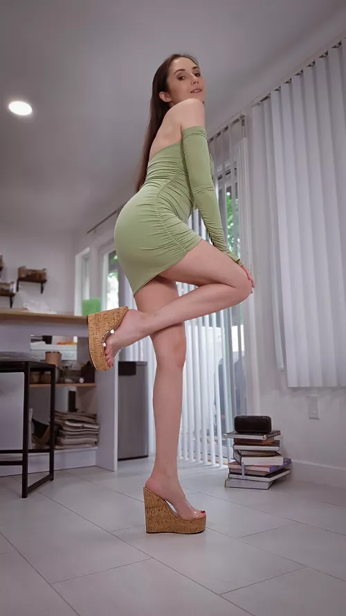 Short tight dress looking good with my legs