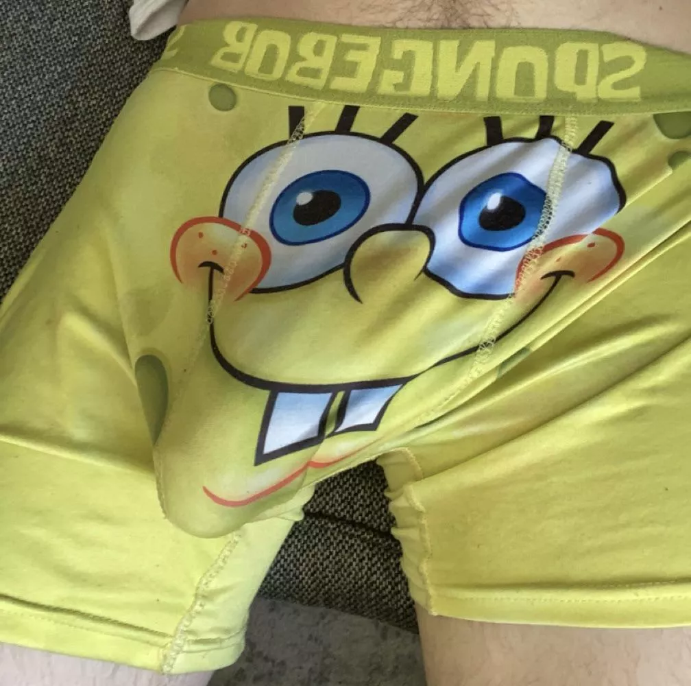 Who lives in a pineapple under the sea? (23)