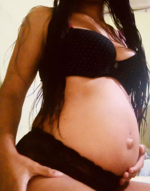 Who wants to touch my beautiful belly 😍🤗