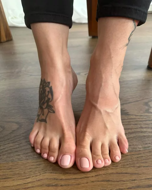 A toe-tally amazing color, I must say!