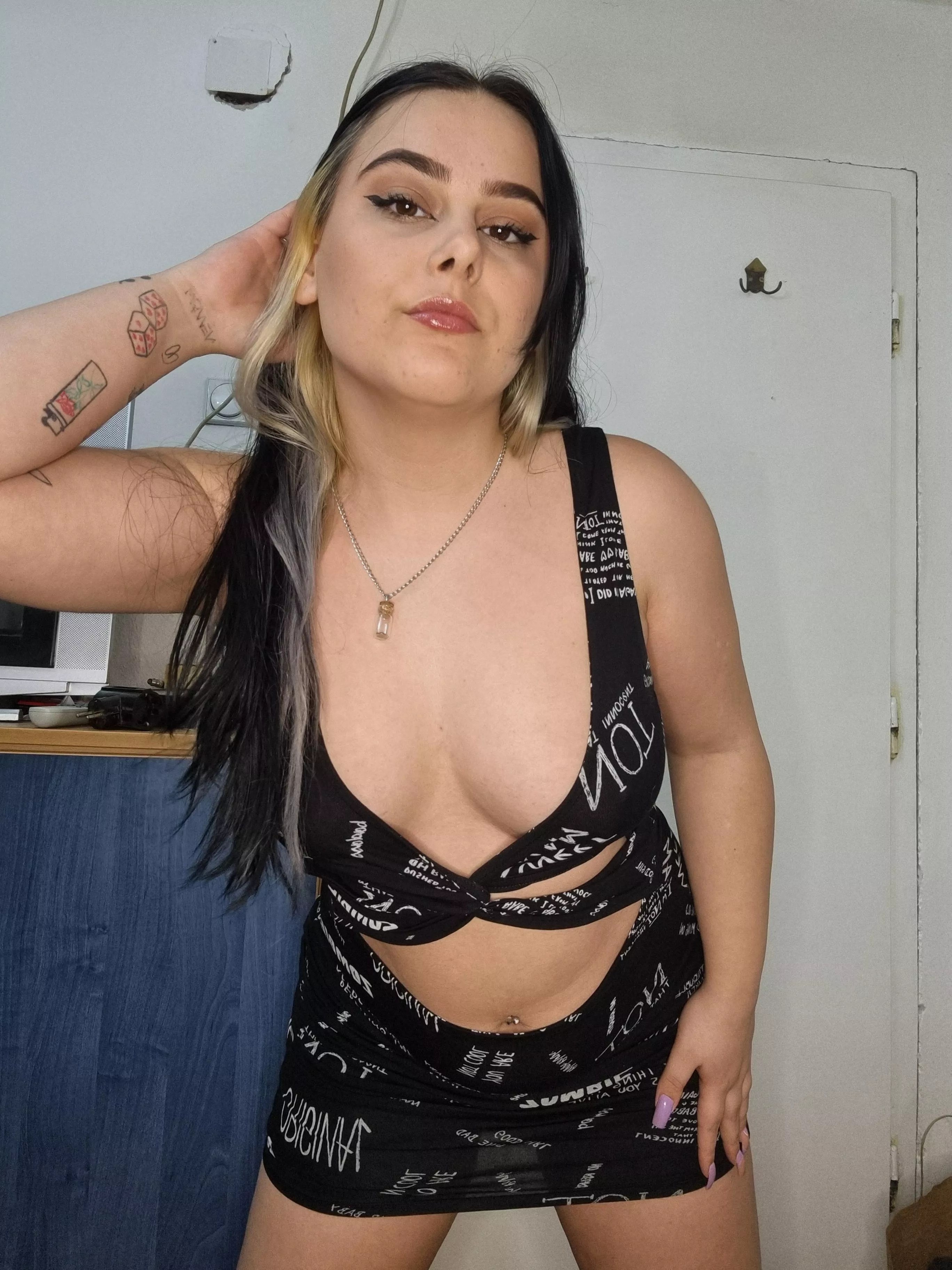 Come and rest your head right here!!! Sounds good? 🔥👅🔥