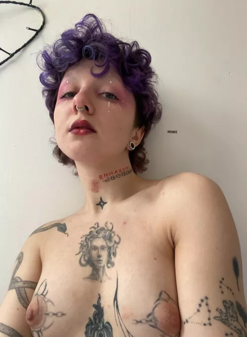 Give some kisses to queens soles