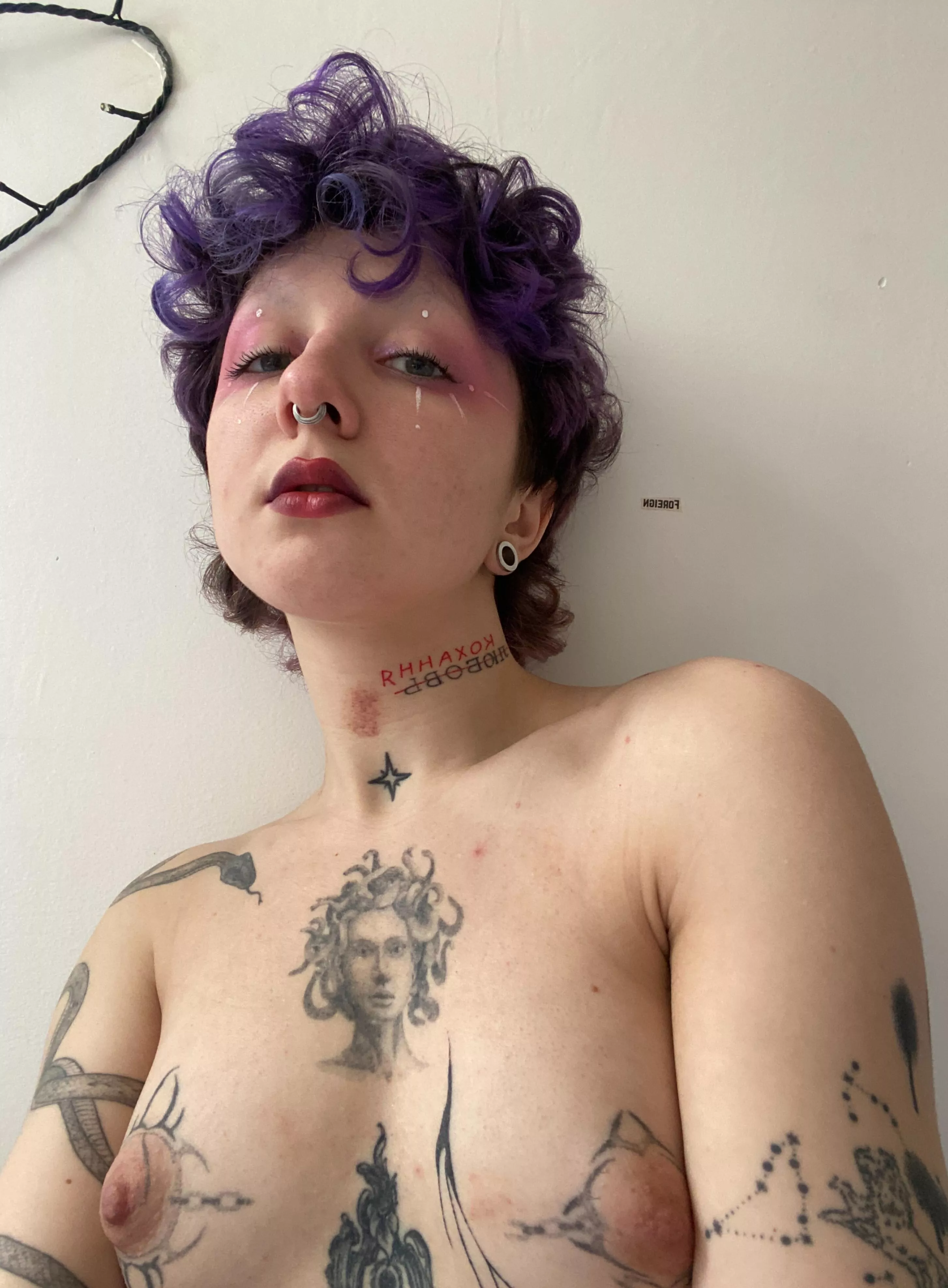 Give some kisses to queens soles