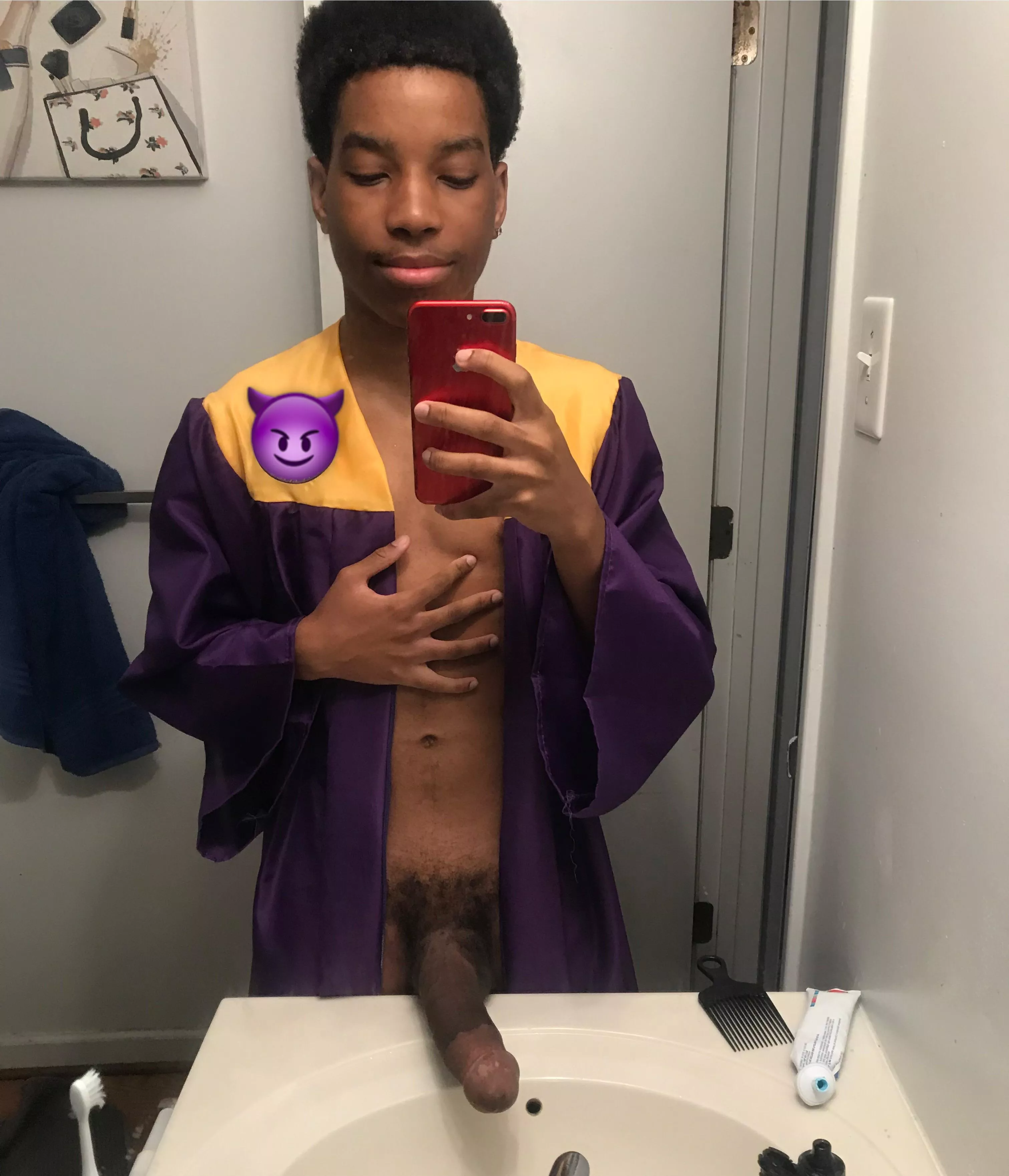 Just graduated from big dick university📚🎓