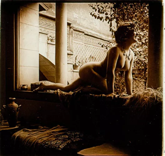 Life cannot be all debaucheries nor can it be all work! It's spring, Ladies and Gentlemen, perfect time to say yes to sport. Look at this young lady dutifully doing her calisthenics in the morn! That is just the kind of form one would dearly like to pos