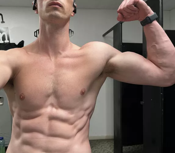 Locker room flexing for you 😘